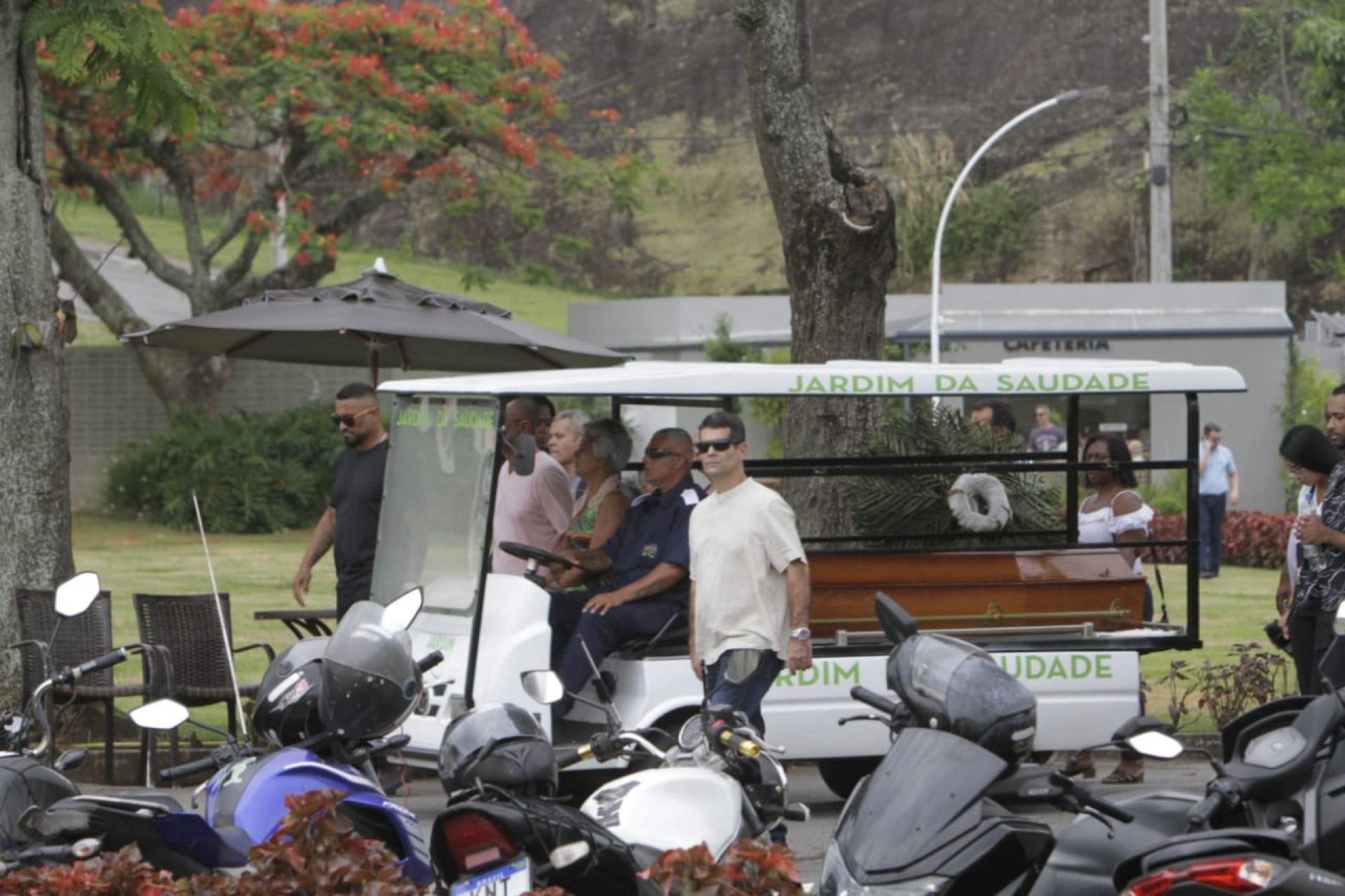Familiares e amigos estiveram presentes no enterro para se despedir da jovem - Marcos Porto/Agência O DIA