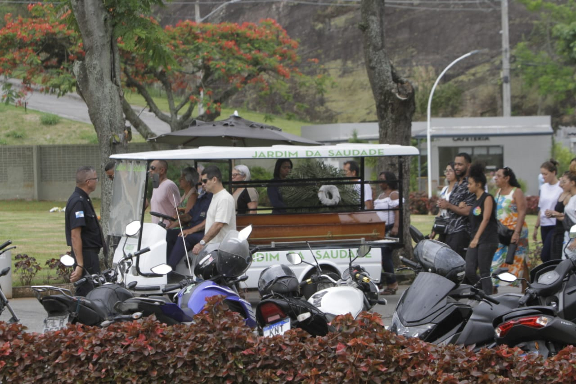 Familiares e amigos estiveram presentes no enterro para se despedir da jovem - Marcos Porto/Agência O DIA