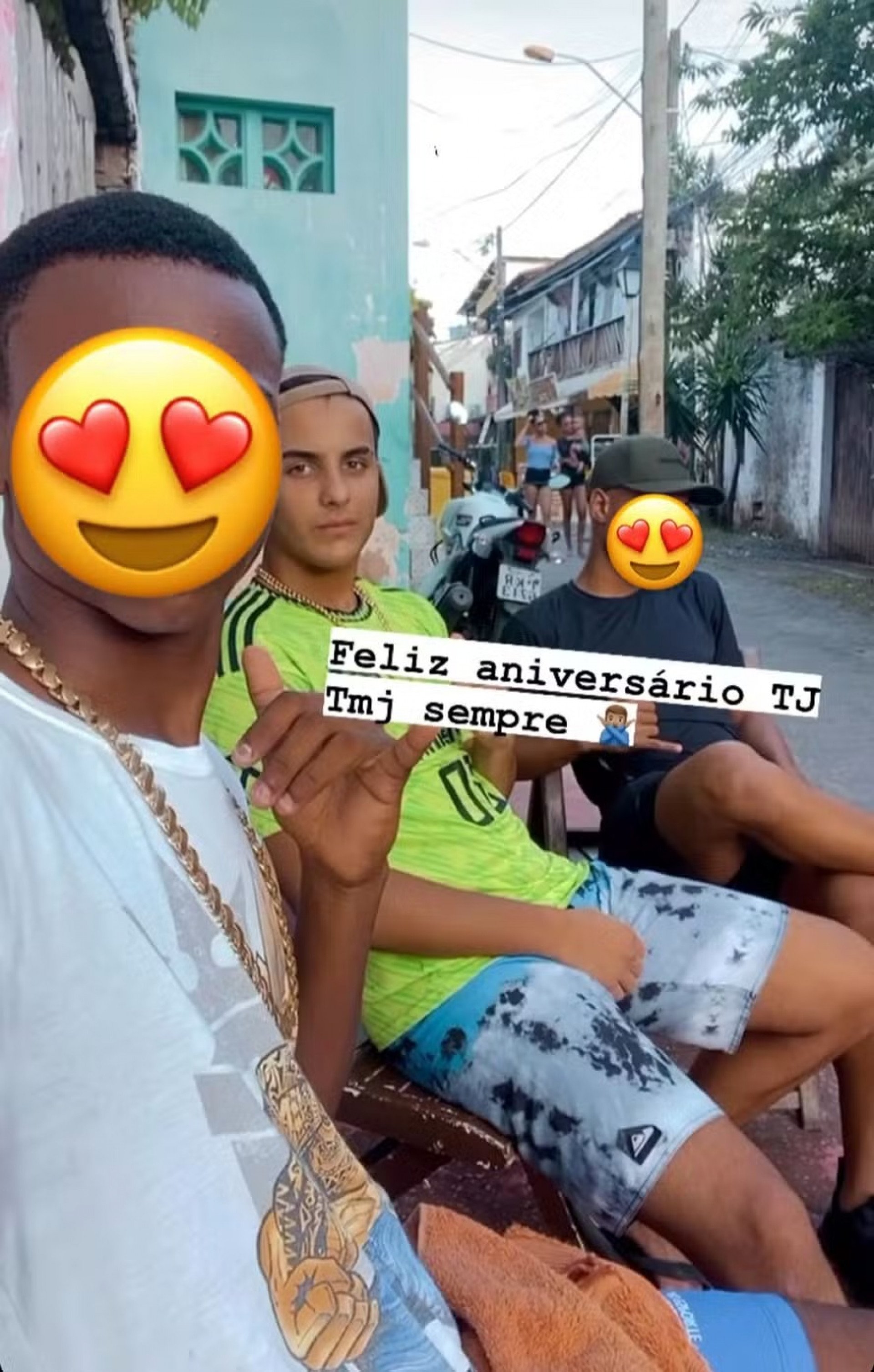 filho de Ivete Sangalo publica foto ao lado de amigos em comunidade  - Reprodução/Instagram