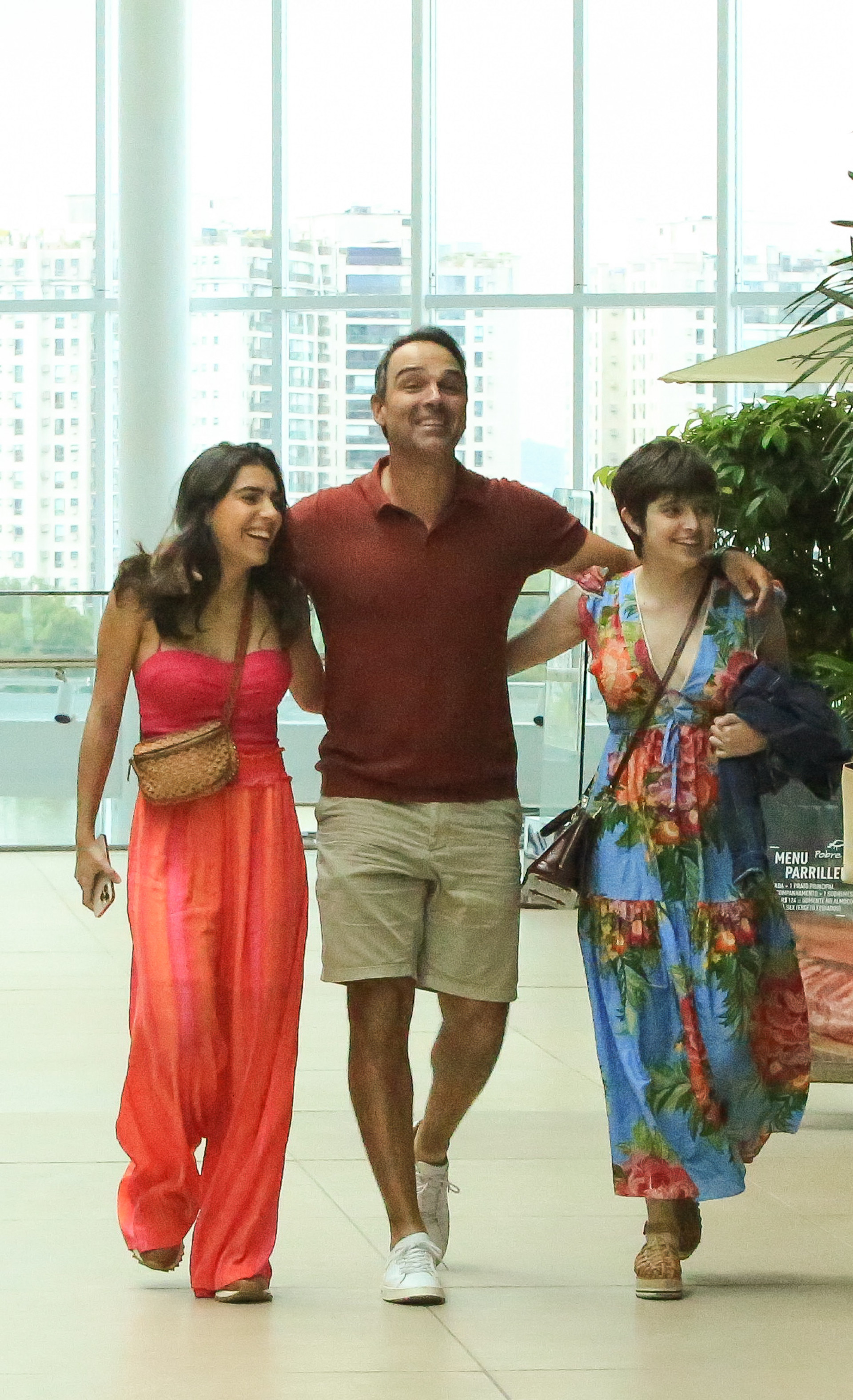 Tadeu Schmidt passeia em shopping do Rio com a fam&iacute;lia - Edson Douglas / Ag. News