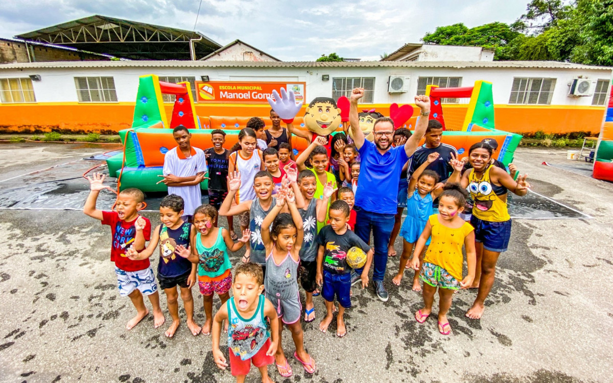 Na edição de 2023, o secretário Denis Macedo interagiu com as crianças da Colônia de Férias na escola municipal Manoel Gomes