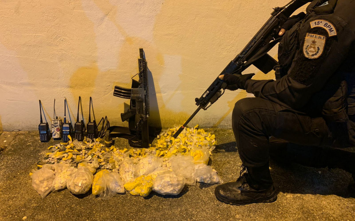 PM apreendeu fuzil, granada, pinos de cocaína e trouxinhas de maconha, além de cinco radiotransmissores