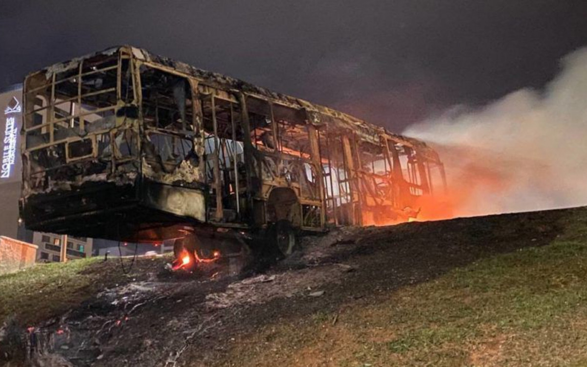 Bolsonaristas tentam invadir sede da PF, queimam carros e ônibus - Reprodução: redes sociais