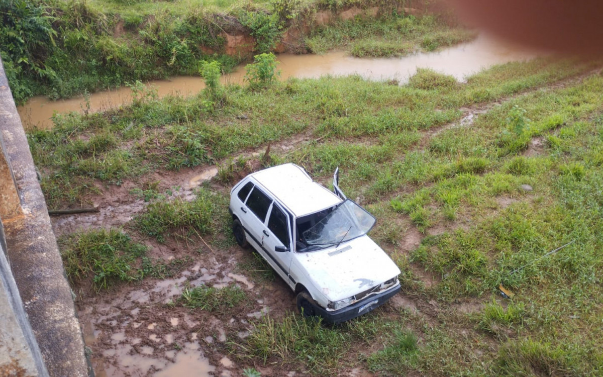 Onde o carro foi parar depois do capotamento  - Foto- Vanderson Garcia