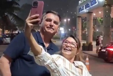 Bolsonaro tira foto com apoiadora, e vídeo viraliza por semelhança com Janja