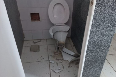 Vândalos danificam vestiário de quadra poliesportiva em Porto Real