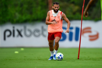 Após negociações frustradas, Thiago Maia e Matheuzinho voltam a treinar com elenco principal do Flamengo
