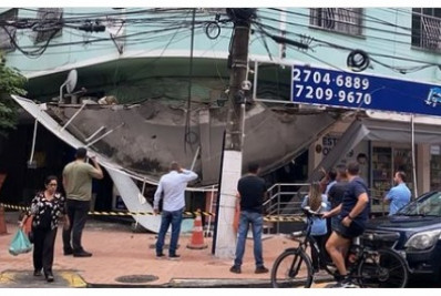Marquise cai em esquina comercial da Ary Parreiras em Icaraí