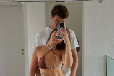 Mel Maia publica foto coladinha com surfista