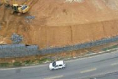 Após chuva, muro de contenção da obra do novo hospital de Quatis apresenta deformações