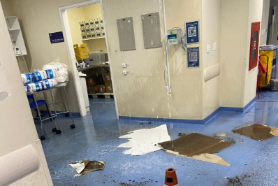 Forte chuva derruba parte de teto do Hospital Pedro II e provoca transtornos
