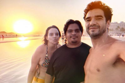 Caio Blat abre álbum de fotos e posa com filho mais velho 