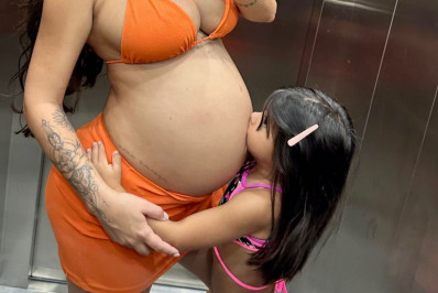 Grávida de Arthur Aguiar, Jheny Santucci posta foto de Sophia Cardi beijando sua barriga