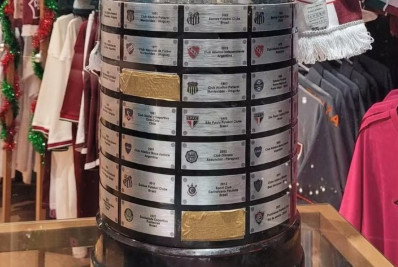 Loja do Fluminense oculta escudo do Flamengo em réplica da taça da Libertadores