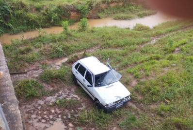 Motorista sobrevive a acidente na RJ-214