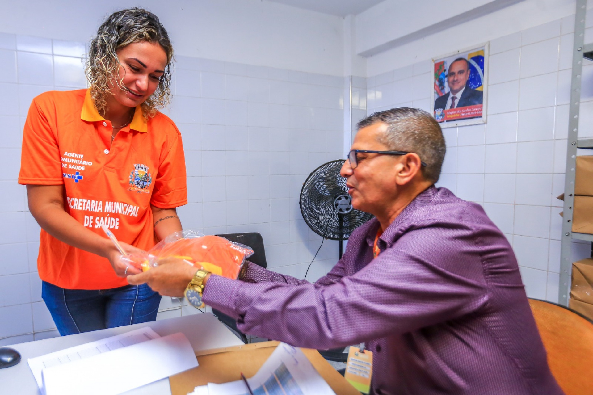 Cerca de 420 profissionais receberam os novos uniformes na sede da Secretaria da Sa&uacute;de de Belford Roxo - Rafael Barreto / PMBR