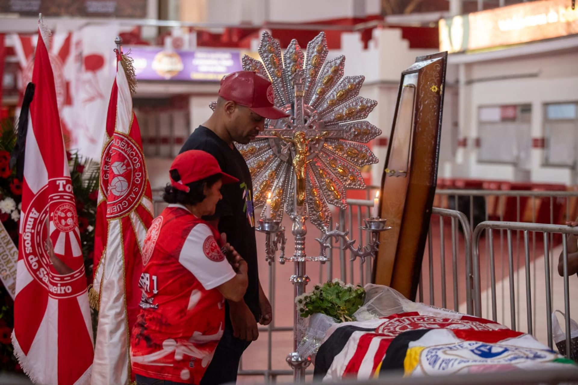 Na foto, o filho de Quinho, Wilker Oliveira Marques, se despedindo do pai, na quadra do Salgueiro
 - Renan Areias