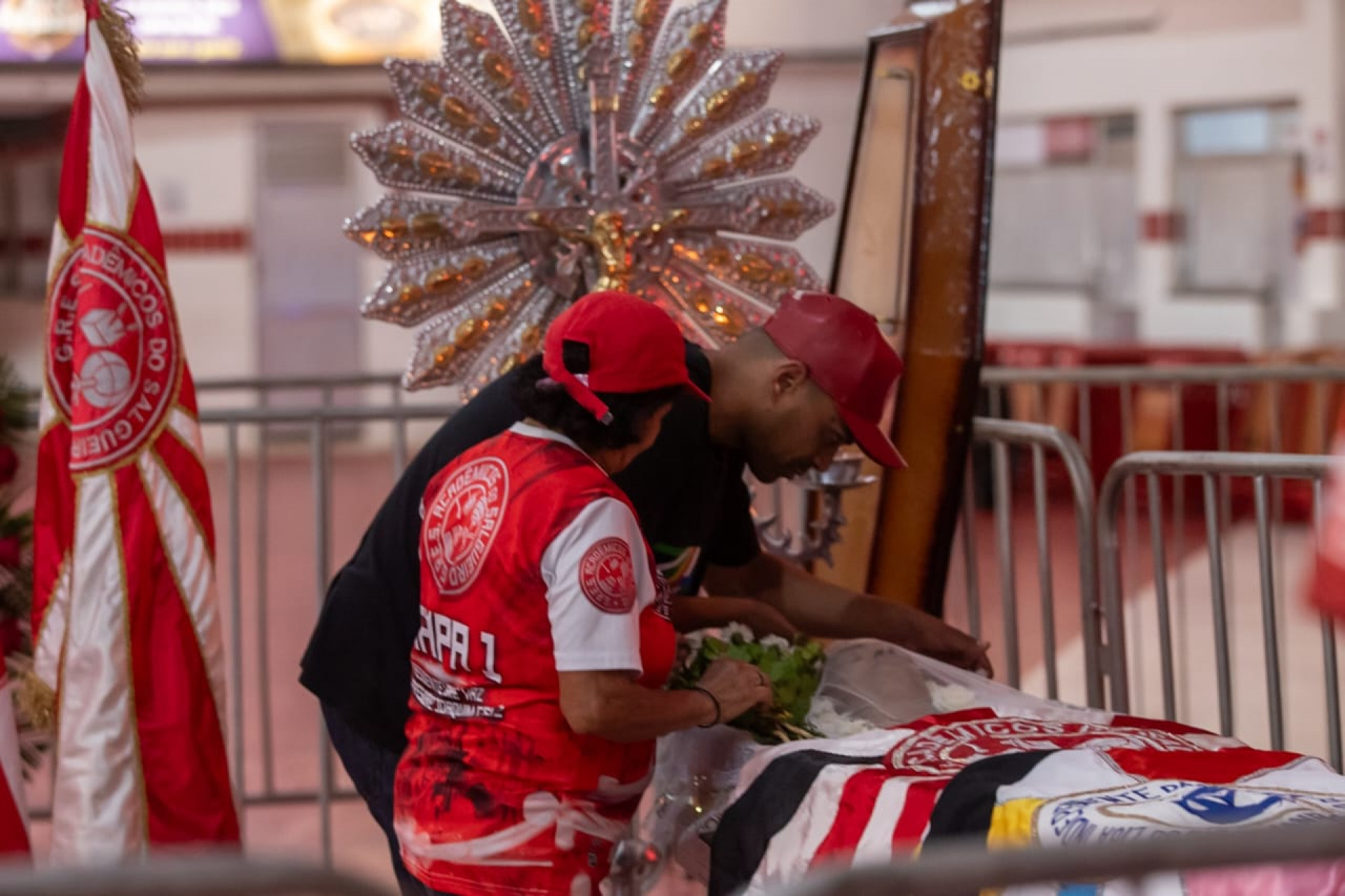 Familiares e amigos foram se despedir de Quinho, nesta quinta-feira (04), na quadra do Salgueiro - Renan Areias/Agência O DIA