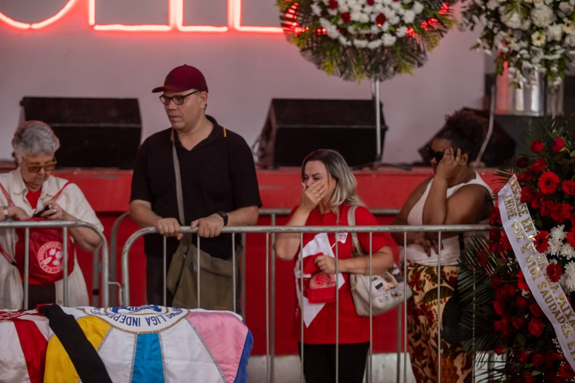 Familiares e amigos foram se despedir de Quinho, nesta quinta-feira (04), na quadra do Salgueiro - Renan Areias/Agência O DIA