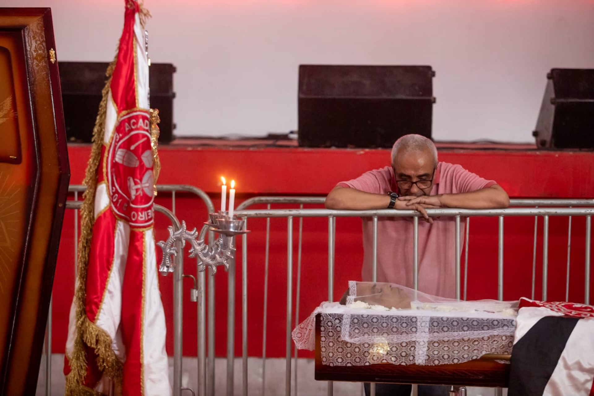 Familiares e amigos foram se despedir de Quinho, nesta quinta-feira (04), na quadra do Salgueiro - Renan Areias/Agência O DIA