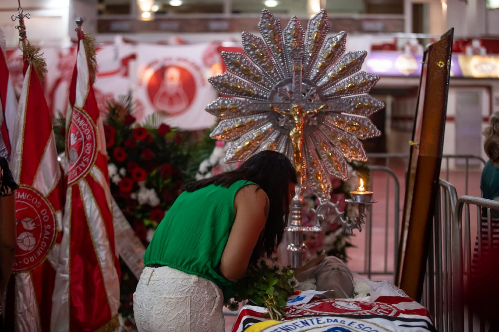 Familiares e amigos foram se despedir de Quinho, nesta quinta-feira (04), na quadra do Salgueiro - Renan Areias/Agência O DIA