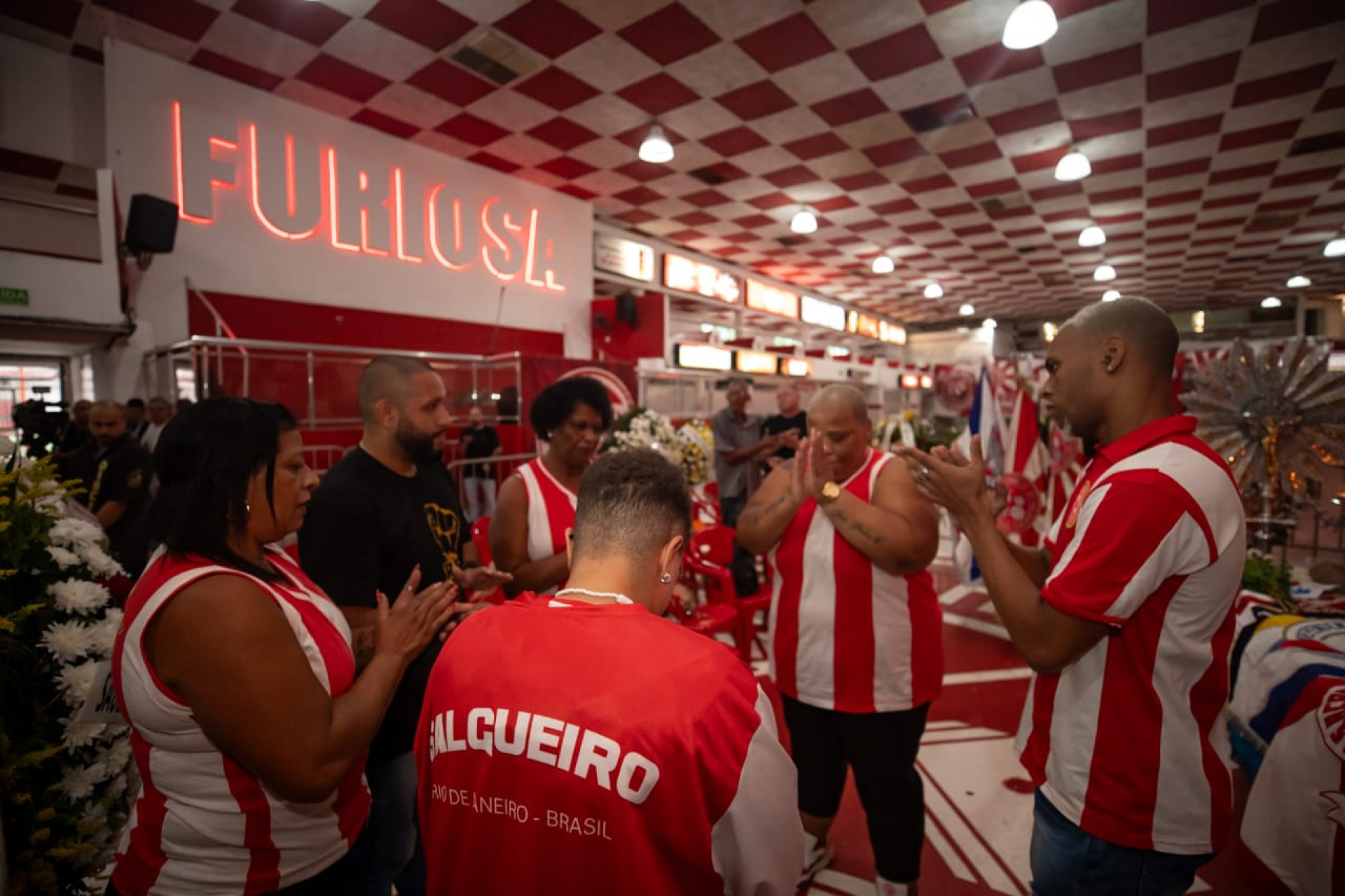 Na foto, uma roda de samba foi realizada na quadra da Branca-e-Vermelho para homenagear Quinho do Salgueiro  - Renan Areias/Agência O DIA