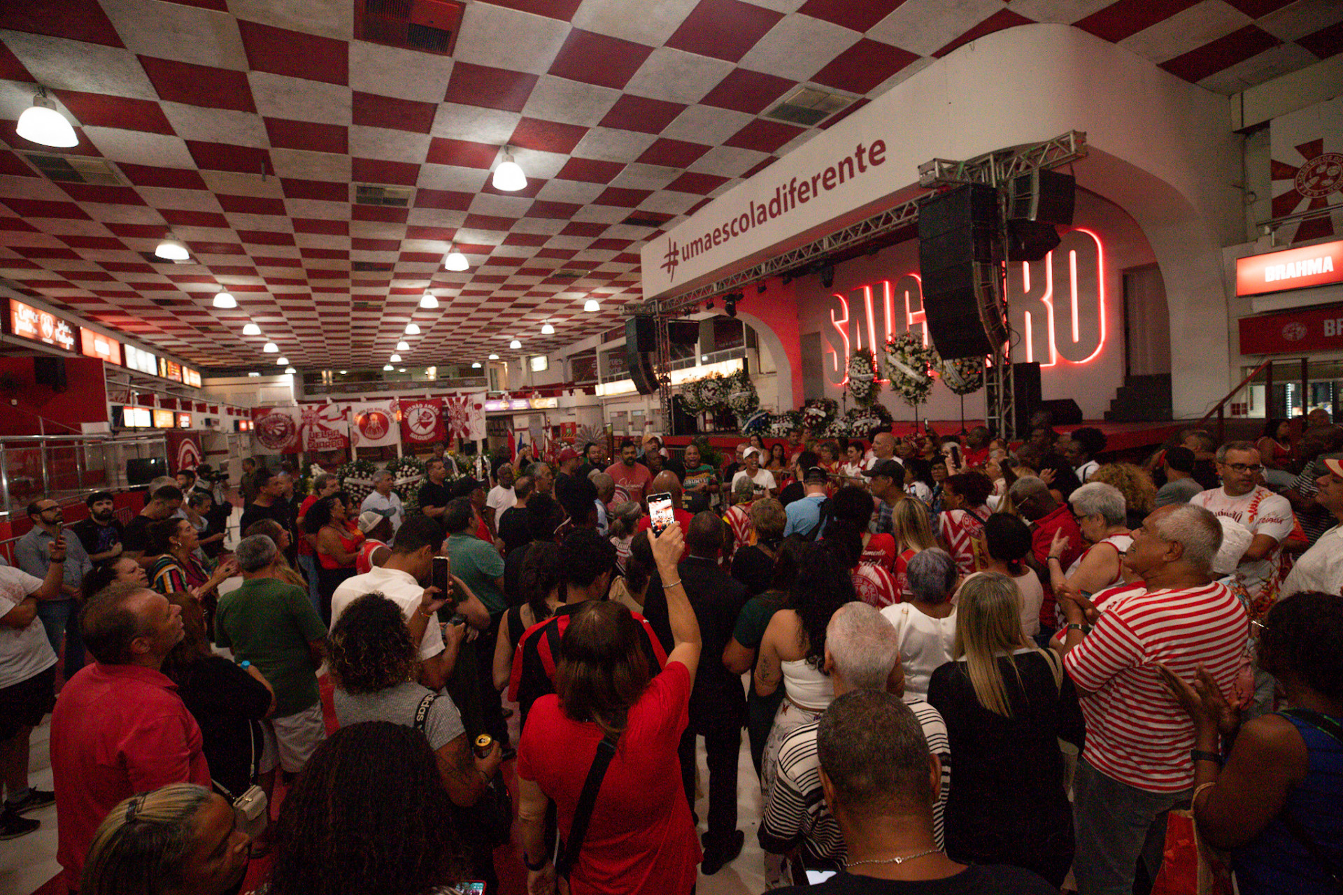 Sambistas lotam a quadra no velório do cantor salgueirense - Renan Areias
