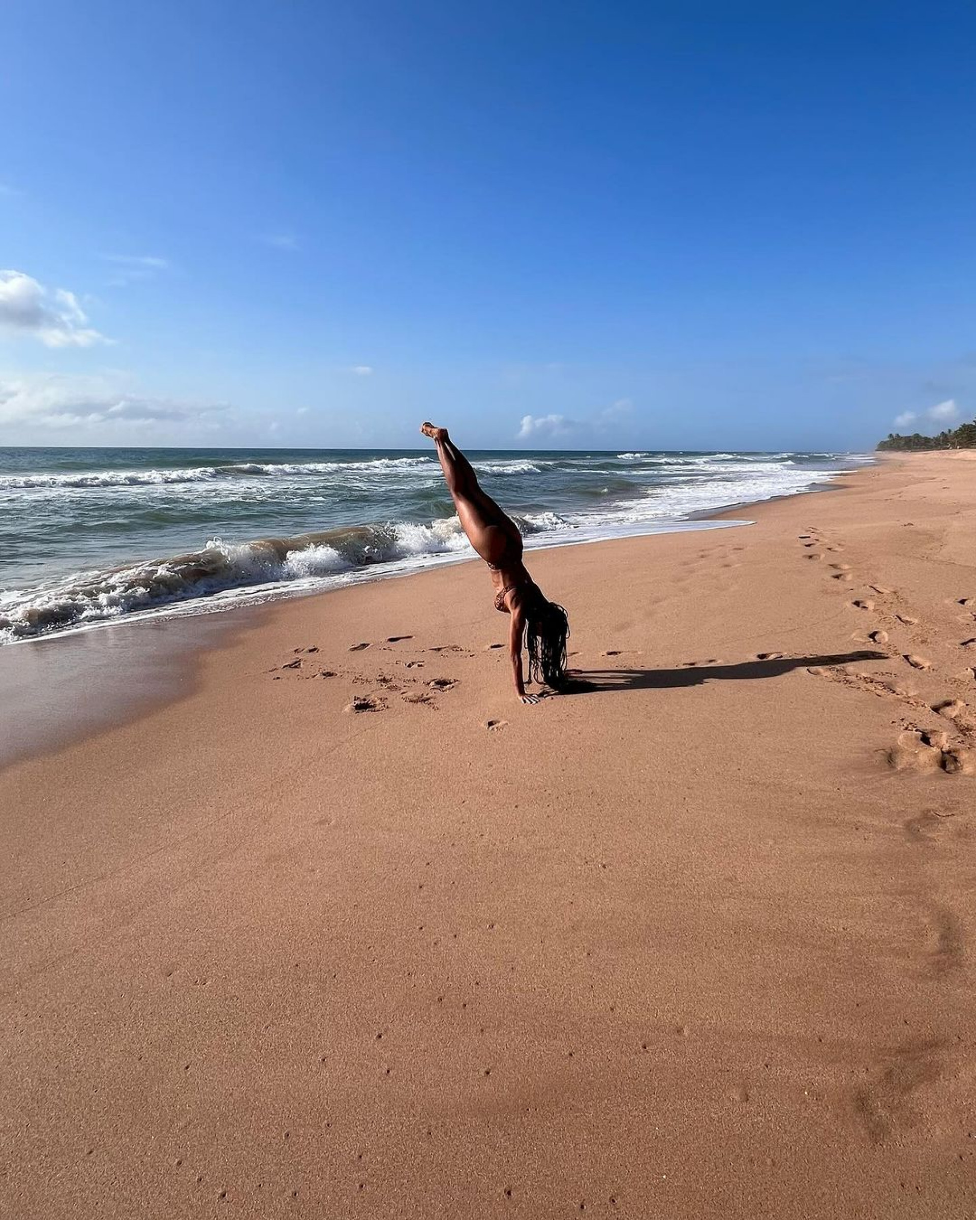 Taís Araújo se diverte em praia da Bahia: 'Achei meu coração' - Reprodução Internet
