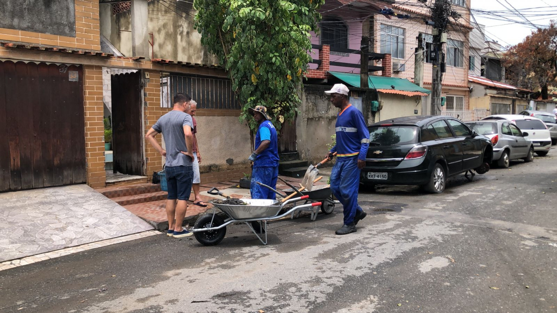 A Secretaria Municipal de Serviços Públicos está com equipes espalhadas pela cidade realizando os serviços de limpeza - Divulgação / PMN