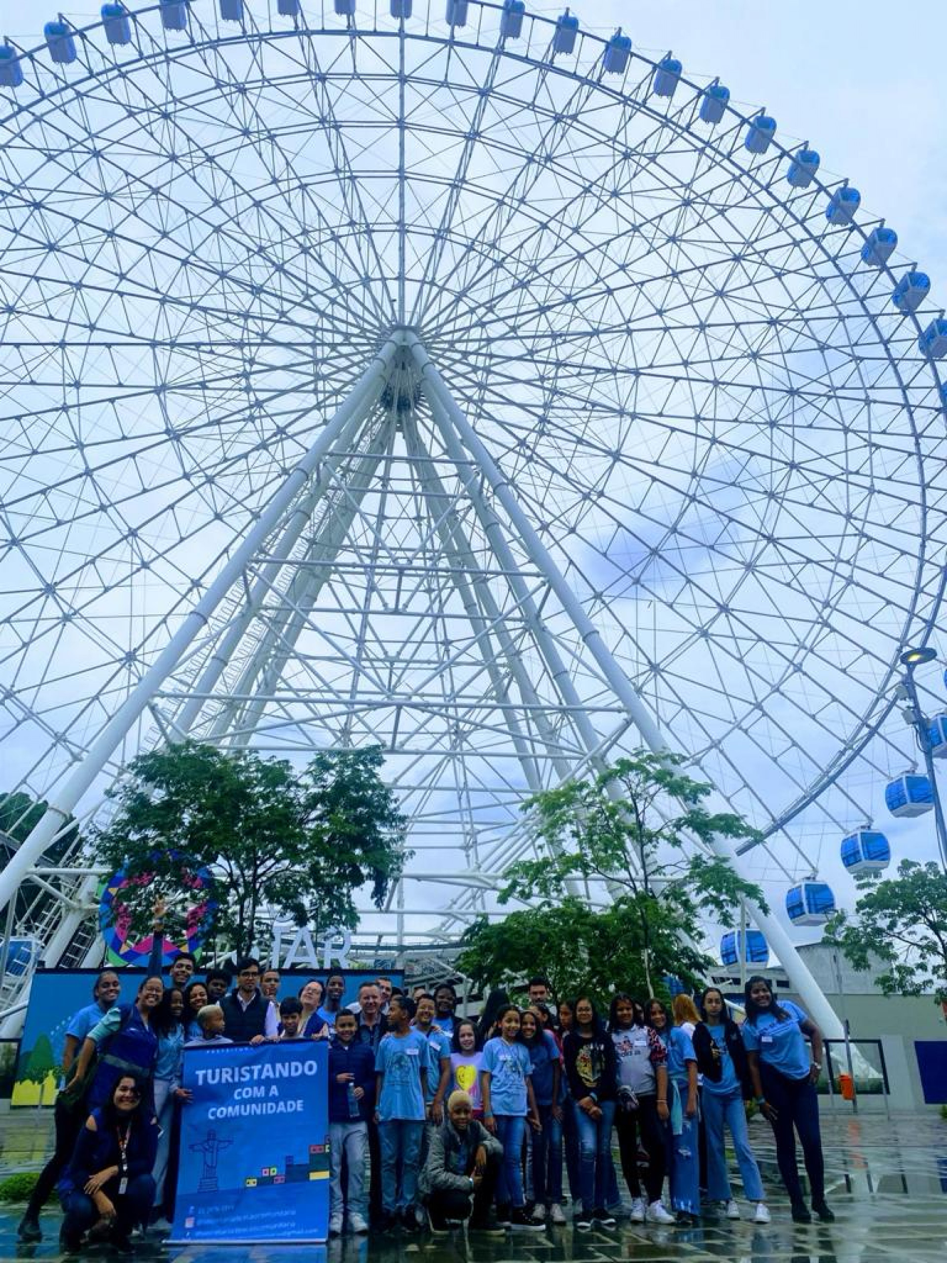 Prefeitura celebra dois anos do projeto Turistando com a Comunidade levando grupo de moradores do Engenho Novo para passeio na Roda-Gigante, no Porto Maravilha
 - Divulgação/Prefeitura