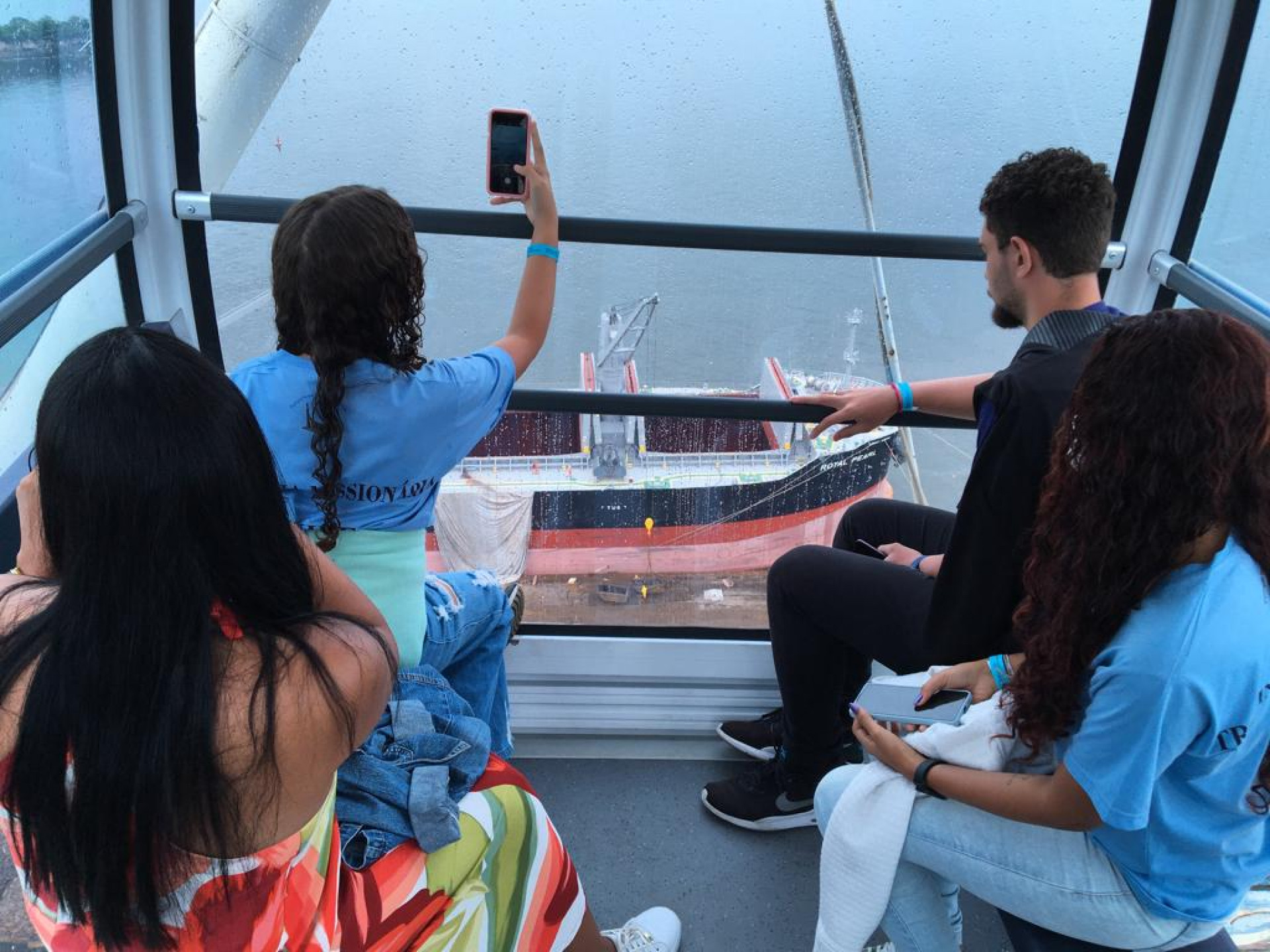 Prefeitura celebra dois anos do projeto Turistando com a Comunidade levando grupo de moradores do Engenho Novo para passeio na Roda-Gigante, no Porto Maravilha
 - Divulgação/Prefeitura