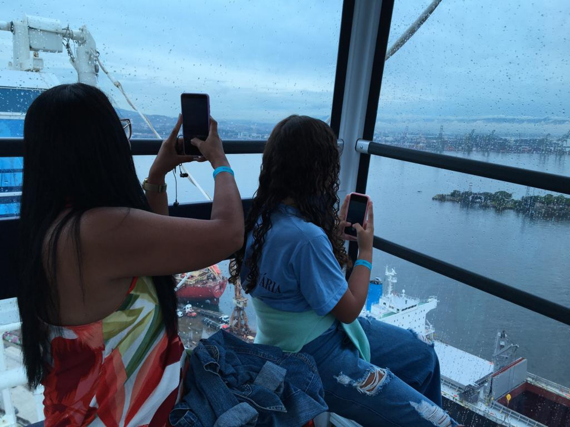 Prefeitura celebra dois anos do projeto Turistando com a Comunidade levando grupo de moradores do Engenho Novo para passeio na Roda-Gigante, no Porto Maravilha
 - Divulgação/Prefeitura