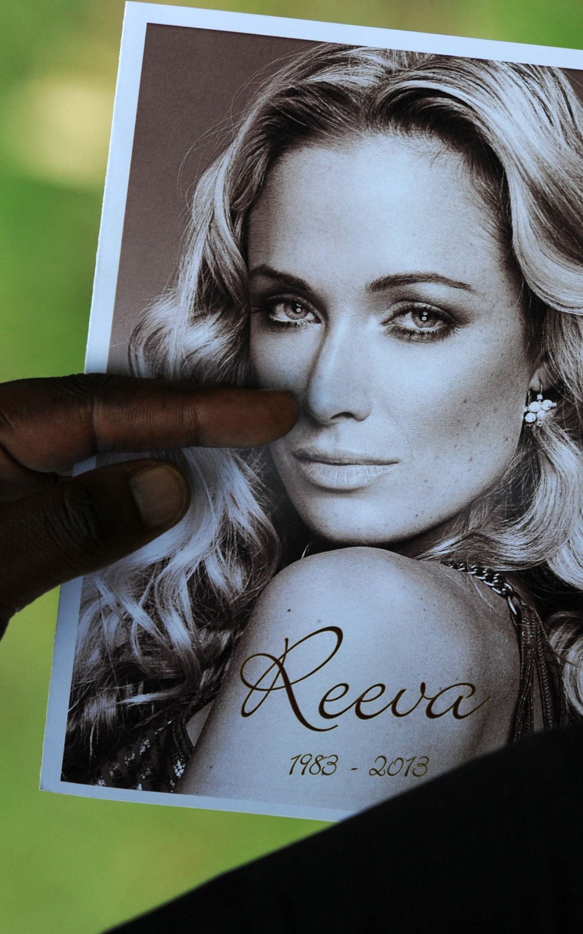 Parente da falecida modelo sul-africana Reeva Steenkamp realizou o programa da cerimônia fúnebre - AFP