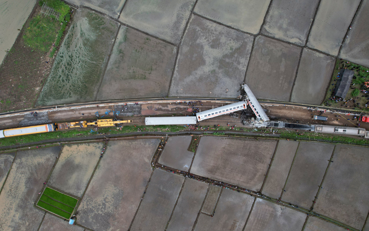 Colisão envolveu um trem local e um trem Turangga