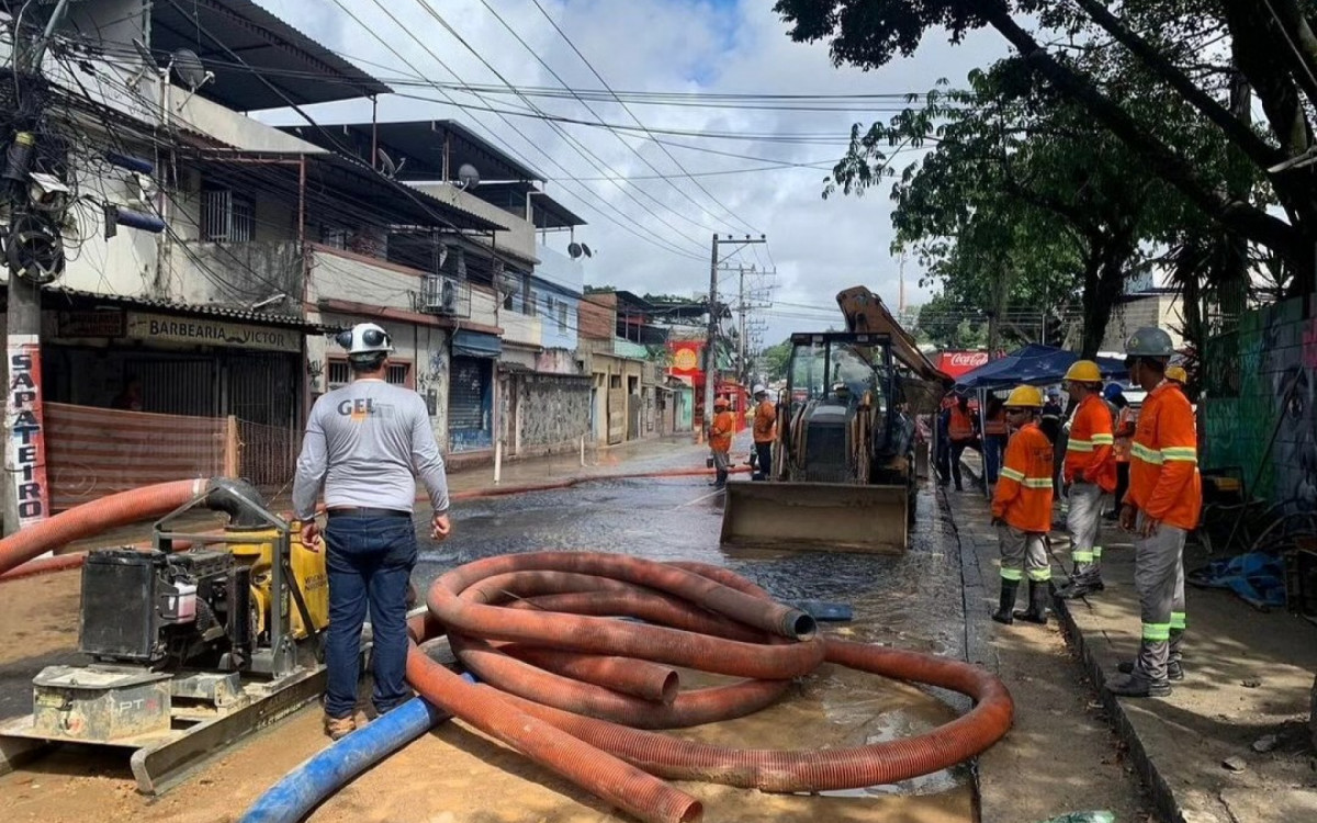 Obras de reparo em adutora que rompeu na Cidade de Deus - Divulgação/Subprefeitura de Jacarepaguá