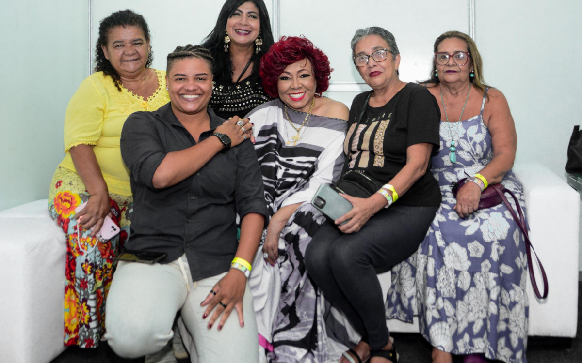 Alcione recebe representantes das moradoras do Complexo do Alemão que foram assistir ao show
