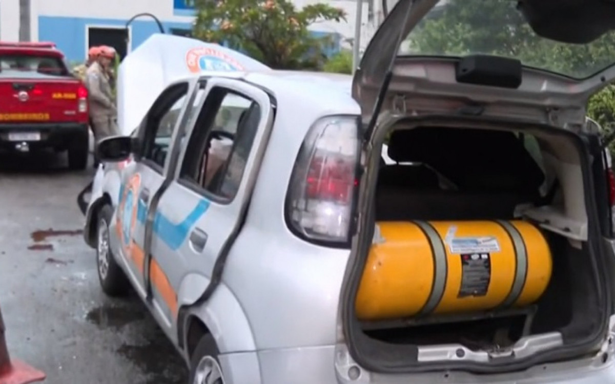 Carro da Comlurb ficou com a parte dianteira e o para-brisas danificados