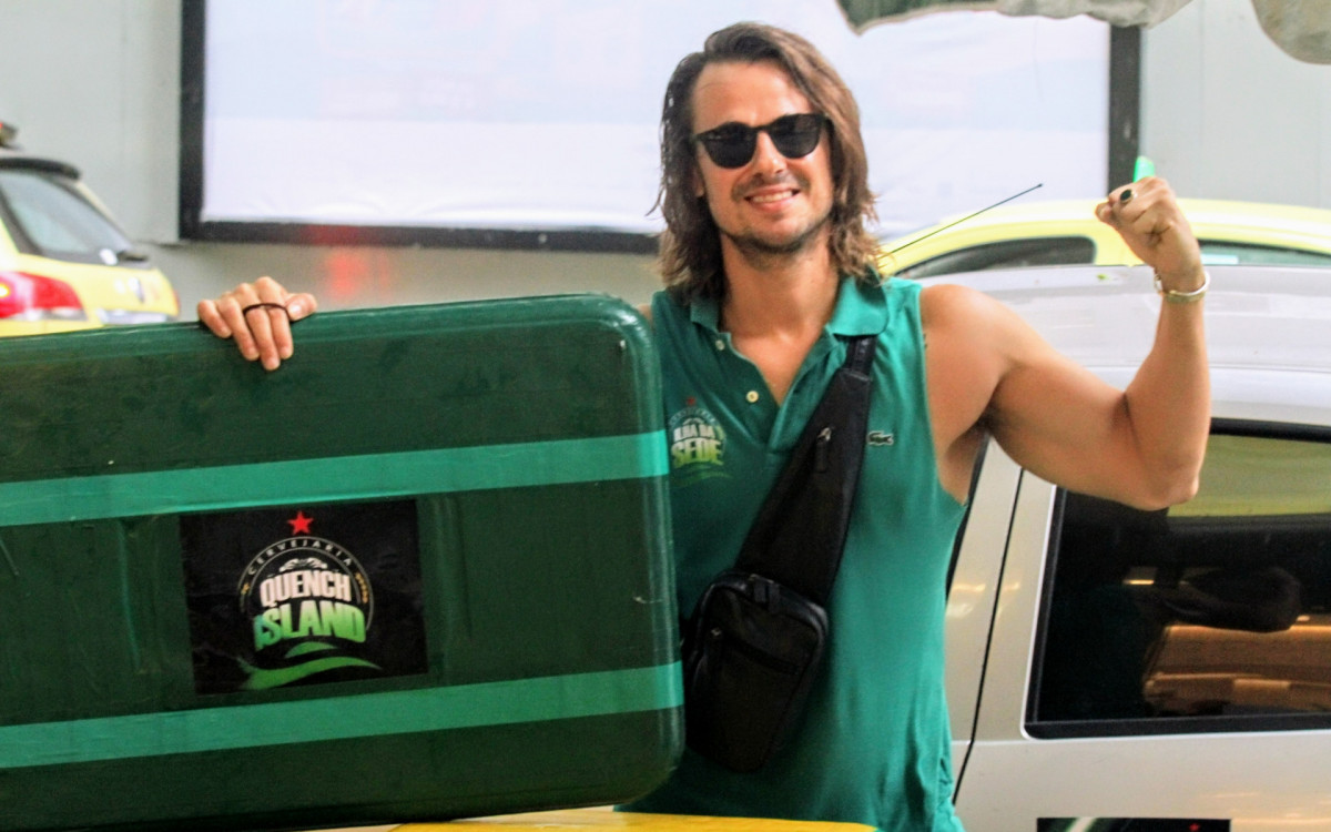 Daniel Erthal é clicado enquanto trabalha como vendedor de bebidas em Copacabana - Dan Delmiro / AgNews