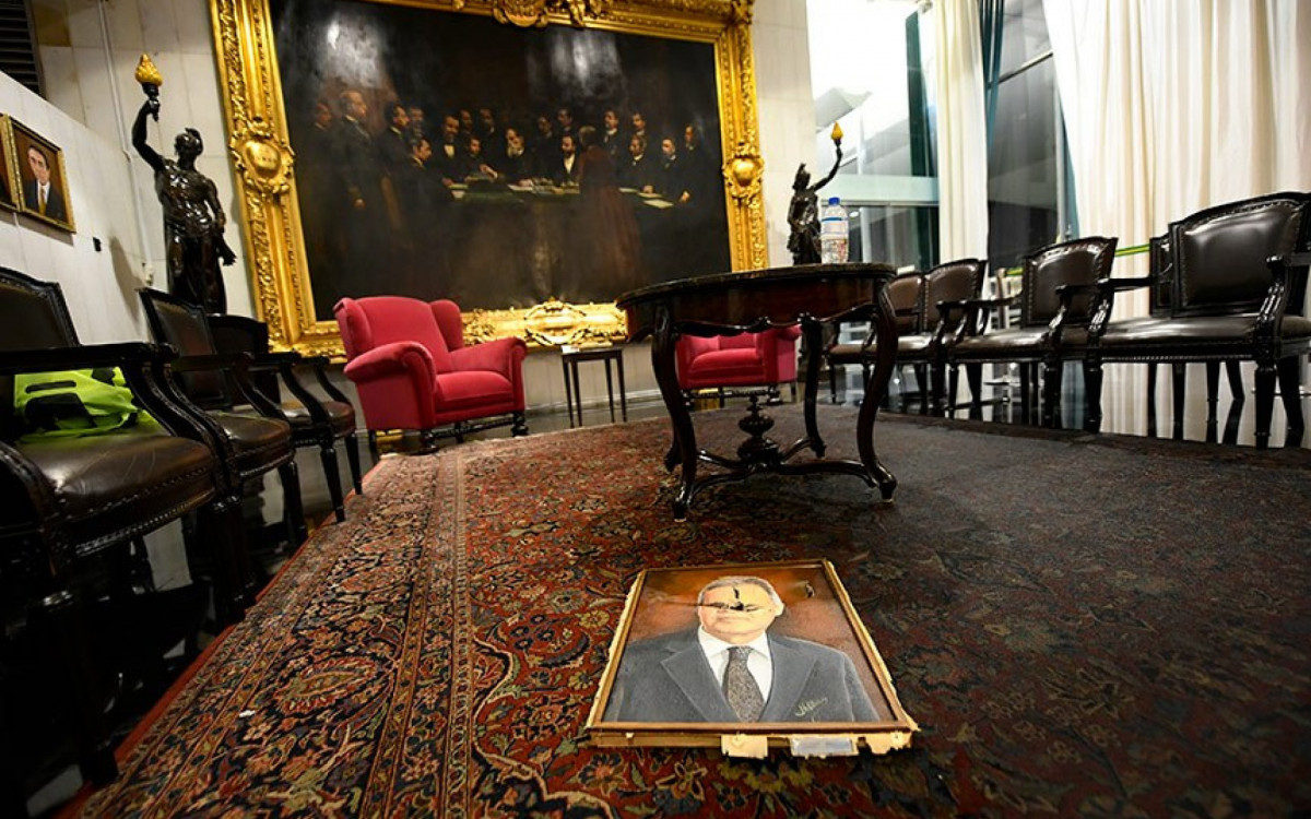 Quadros destruído pelos golpistas - Divulgação