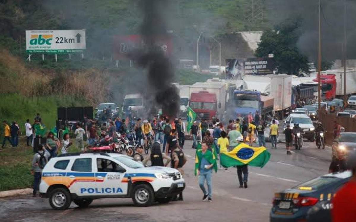 Bolsonaristas insatisfeitos com o resultado das eleições bloquearam as estradas de todo o  país - Reprodução: redes sociais