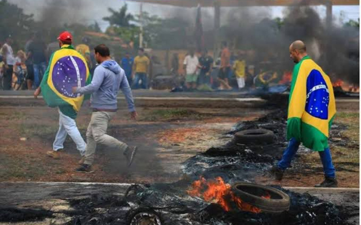 Bolsonaristas insatisfeitos com o resultado das eleições bloquearam as estradas de todo o  país - Reprodução: redes sociais