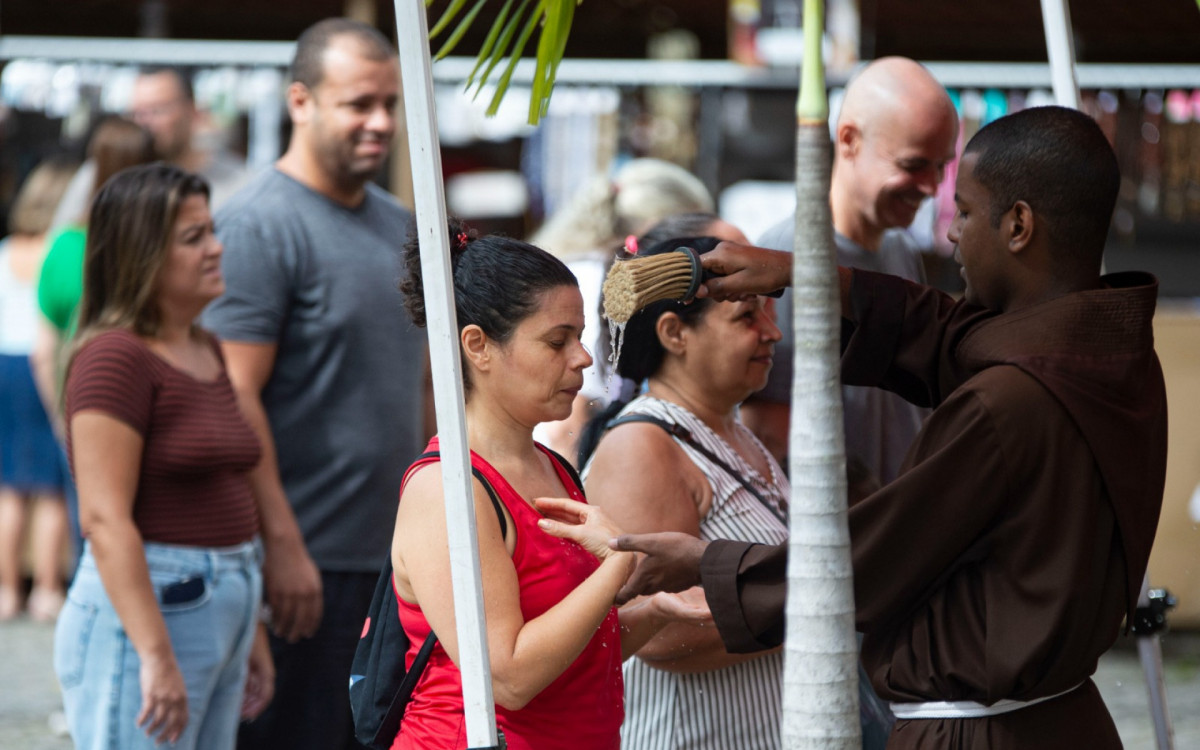 Os frades capuchinhos estão abençoando os fiéis desde às 5h