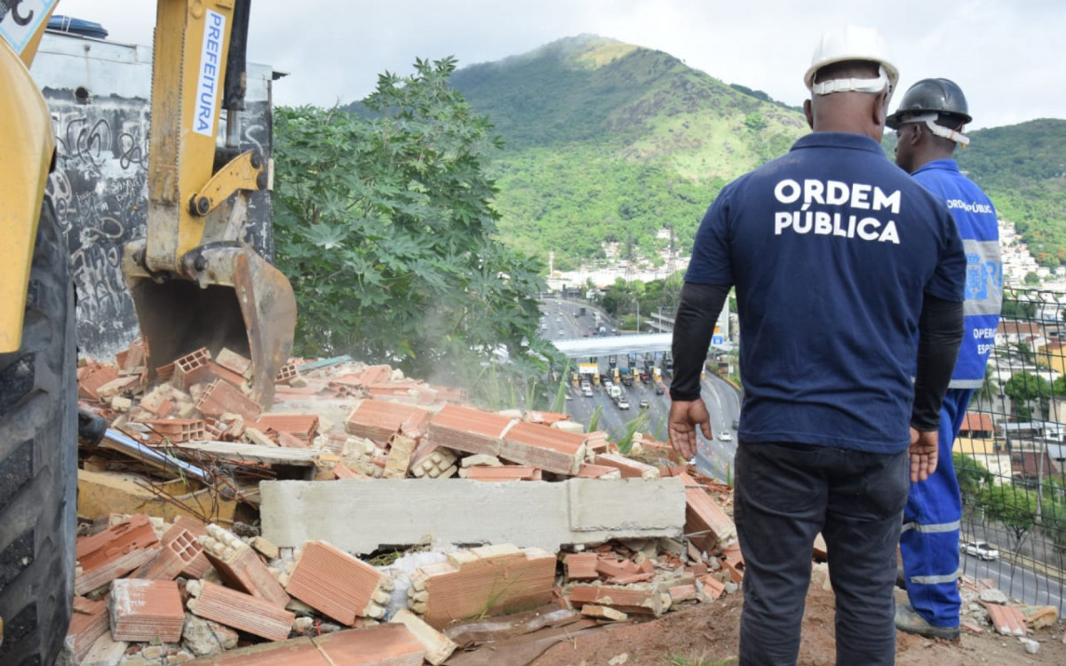 Estruturas iriam servir como residência, garagem, comércio e criação de galinhas
