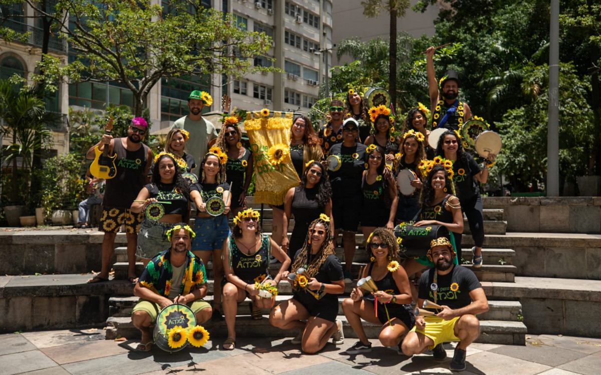 Alguns dos integrantes do bloco Que pena, amor, no Buraco do Lume, onde se encontram  - Renan Areias / Agência O Dia
