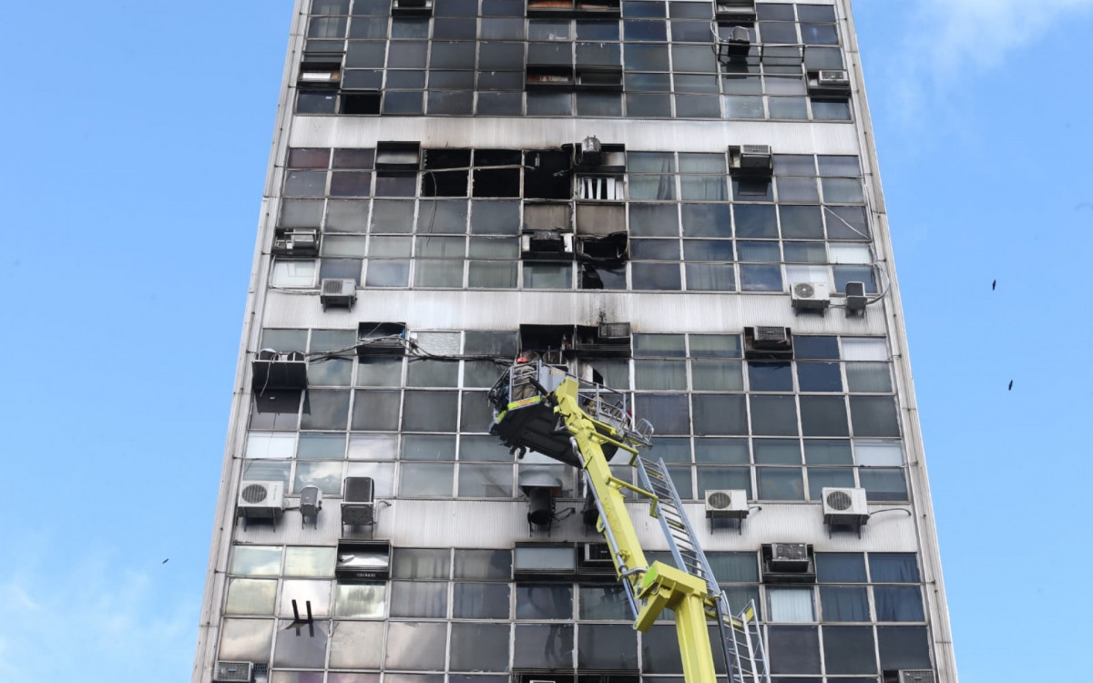 Inc&ecirc;ndio come&ccedil;ou no 12&ordm; andar do edif&iacute;cio