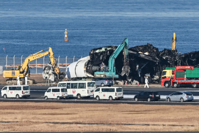 Começa a remoção de restos de avião acidentado em aeroporto do Japão