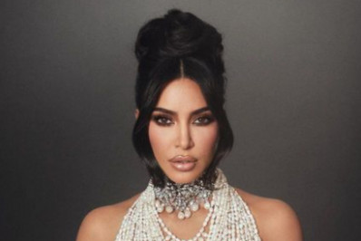 Kim Kardashian aparece malhando e surpreende web com o físico 