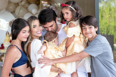 Kaká posa com todos os filhos no mesversário da caçula, Sarah: 'Minha pequena'
