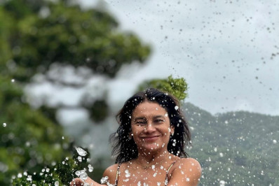 Dira Paes arrasa usando maiô de oncinha para cliques na água: 'Sou fera, sou mulher'
