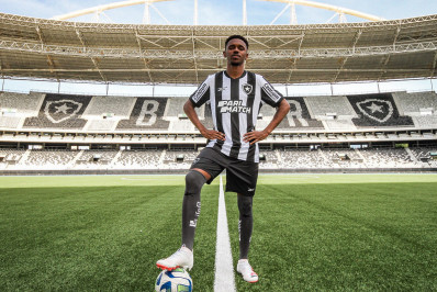 Botafogo anuncia contratação do atacante Jeffinho